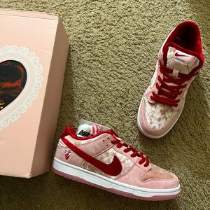 Nike SB Dunk Low Strange Love